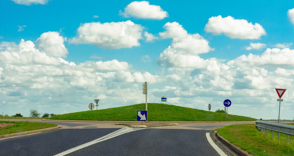 Giratoire sans voiture sous un ciel d'été