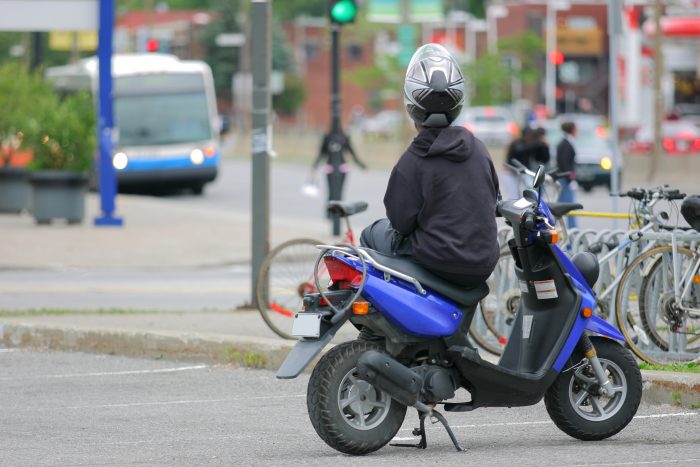 Jeune sur scooter en ville