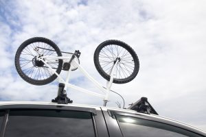 un vélo sur le toit d'une voiture