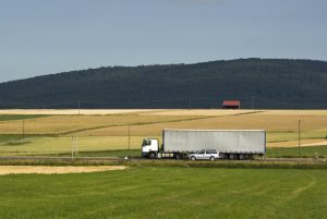 voiture dépassant un camion