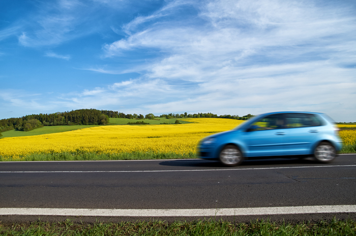 Effet vitesse voiture sur fond de colza