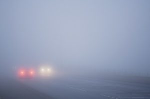 Voitures dans le brouillard