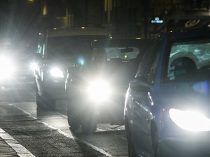 Feux de croisement, veilleuses, pleins phares, feux de brouillard : vos cours de code sont loin. Il est temps de refaire le point sur l’usage des différents feux.