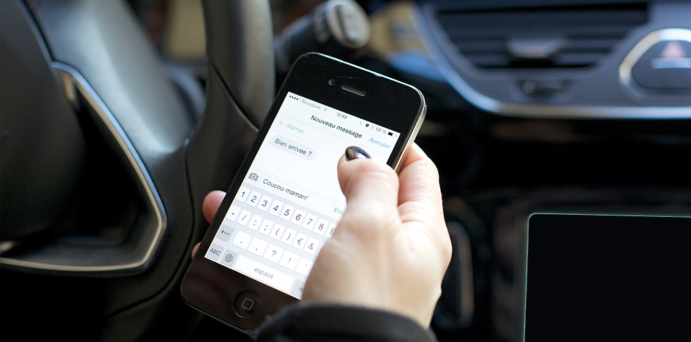 Eviter les sms au volant, mieux vaut s'arrêter pour répondre