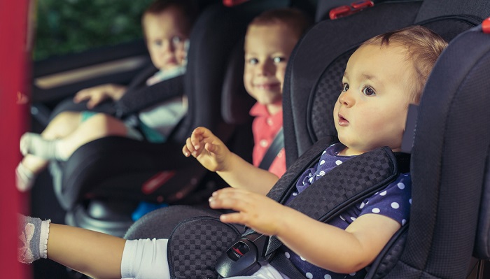 enfants attachés à l'arrière