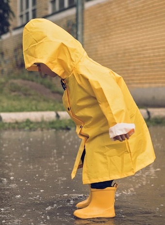 Enfant sous la pluie