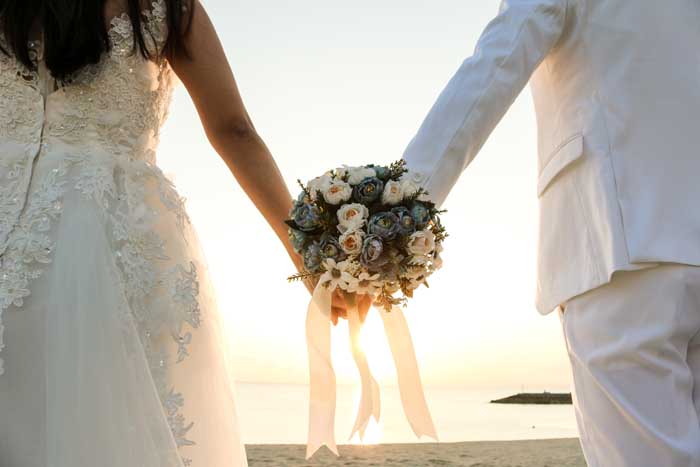 Couple de mariés avec bouquet