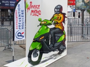 Une forme d’art qui prend de l’ampleur, une expression artistique qui se nourrit du support sur lequel elle s’adosse et de l’environnement dans lequel elle se réalise, des artistes qui ont à cœur de propager leurs œuvres et leurs messages au plus grand nombre… Il n’en faut pas plus pour que le street art puisse tout naturellement servir un message de prévention routière.