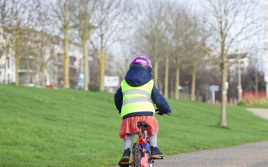 Toujours un casque pour les petits cyclistes