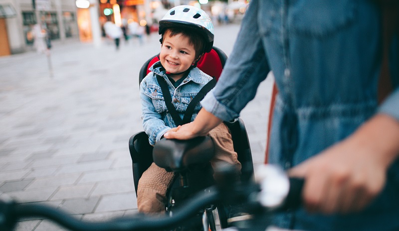 Enfant sur siège vélo