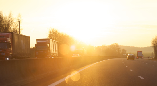 Soleil rasant sur la route des vacances