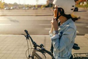 Femme à vélo avec casque