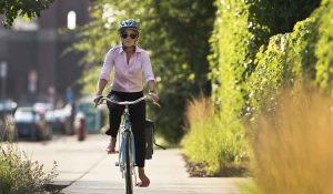Femme à vélo cycliste en ville