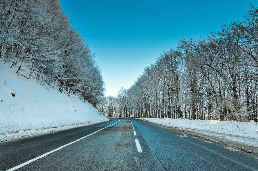 Route dans un paysage de neige