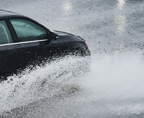Pluie forte sur route