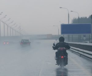 Moto sous lapluie