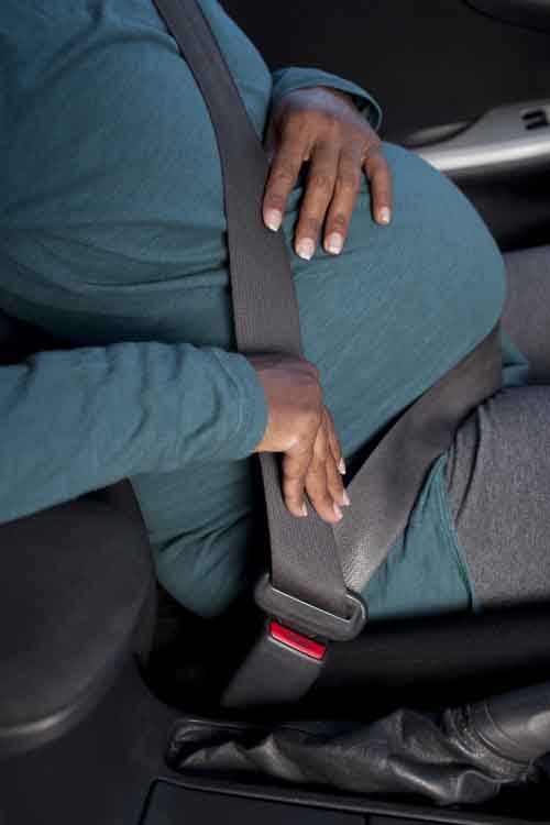 Gros plan sur ceinture femme enceinte en voiture
