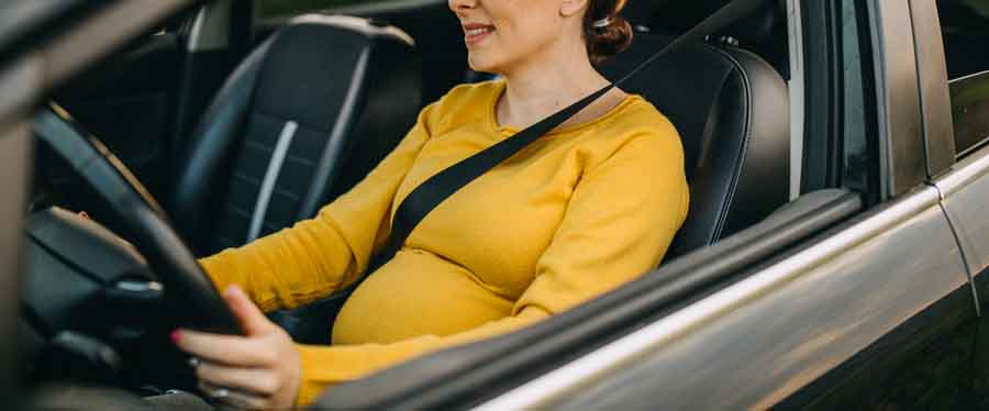 Femme enceinte au volant