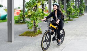 Vélo électrique avec femme cycliste