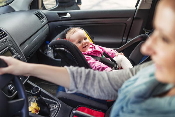 Bébé dos à la route