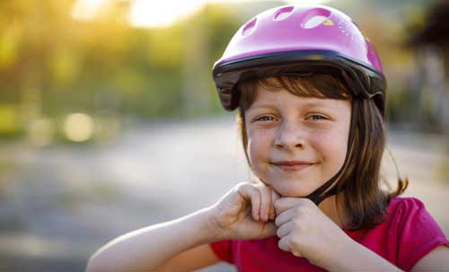 Jeune cycliste avec casque