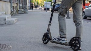 Trottinette sur trottoir