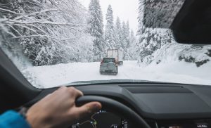 Neige route de montagne