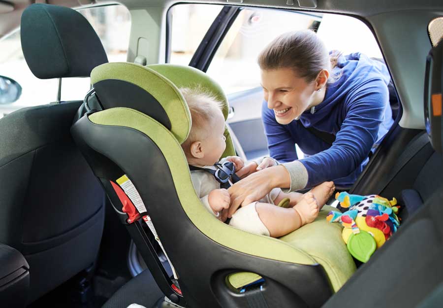 Bébé siège dos à la route