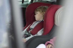 Enfant endormi en siège auto