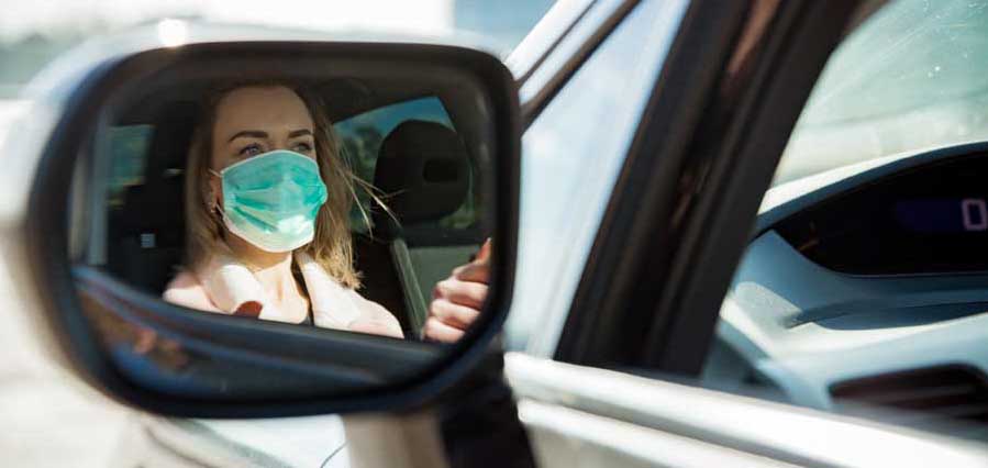 CAutomobiliste femme avec masque