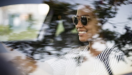 Conductrice avec lunettes de soleil