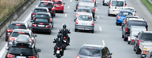 Motos en circulation interfile entre les voitures