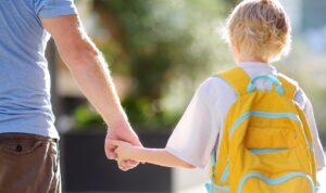 Rentrée, un père et son fils suyr le chemin de l'école