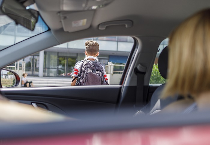 Rentrée, enfant déposé à l'école en voiture 